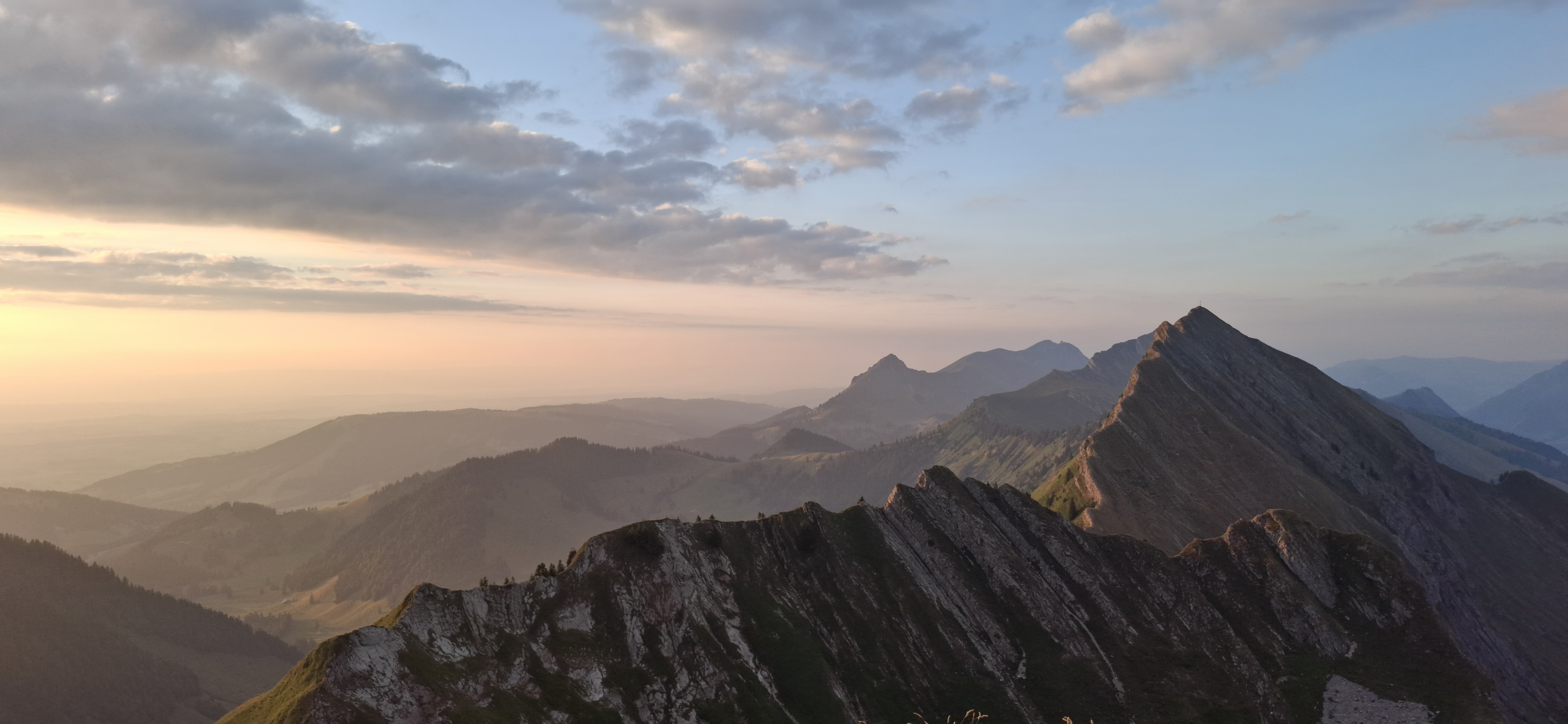 Bergkamm bei Sonnenuntergang